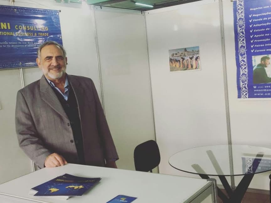 No estande da AMANI, em feira de negócios.